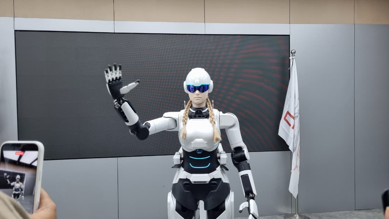 Mengenal Lebih Dekat AiMOGA, Humanoid AI Assistant yang Digunakan Lebih dari 50 Negara
